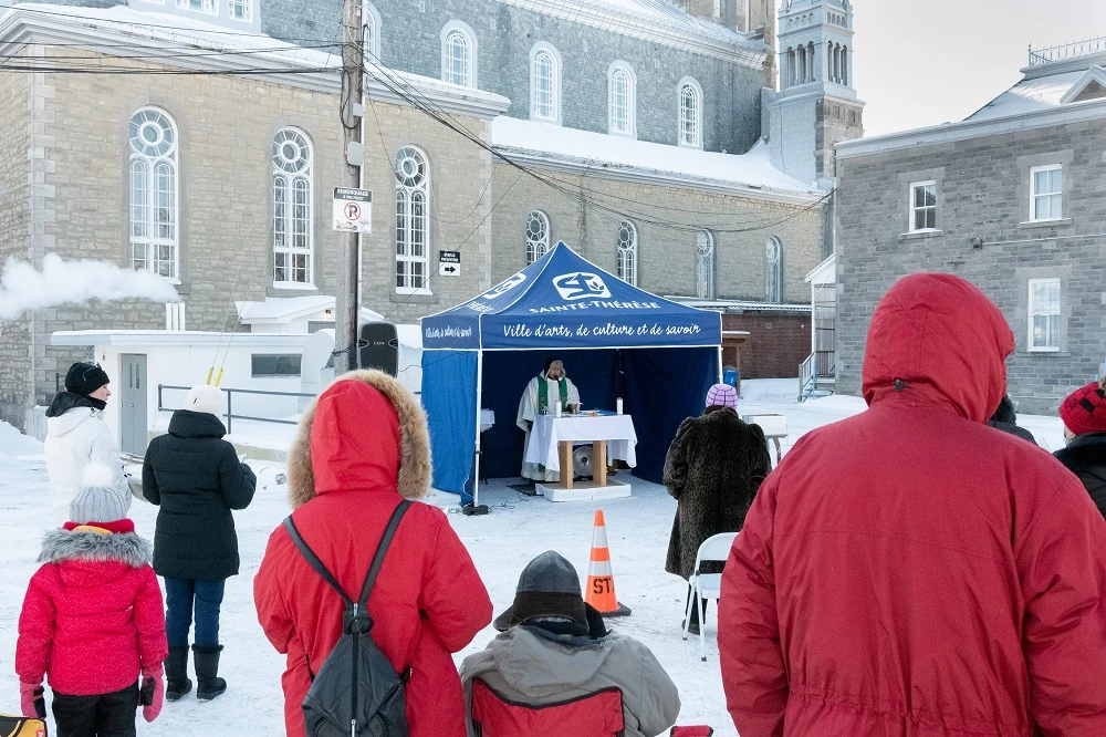 Photo reportage de la messe extérieure célébrée à la fin janvier à